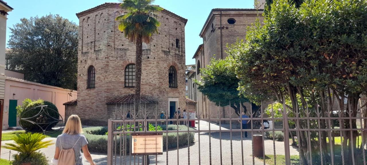 Corte Cavour. Una Mansarda Nel Cuore Della Citta Ravenna Buitenkant foto